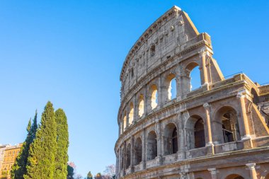 Colosseum mavi gökyüzüne karşı parçası.