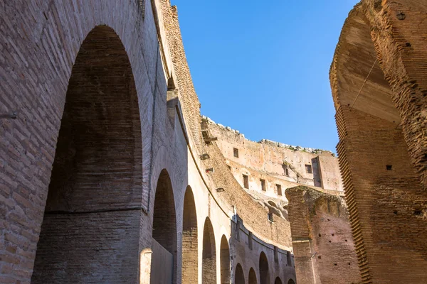 Kemerler farklı seviyelerde dönemeçte Colosseum