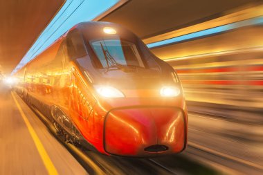 Gece yolcu yüksek hızlı tren istasyonu şehirde geçen