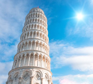 Pisa, İtalya, bir güzel gün gökyüzü ve güneş arka planı Leaning Tower