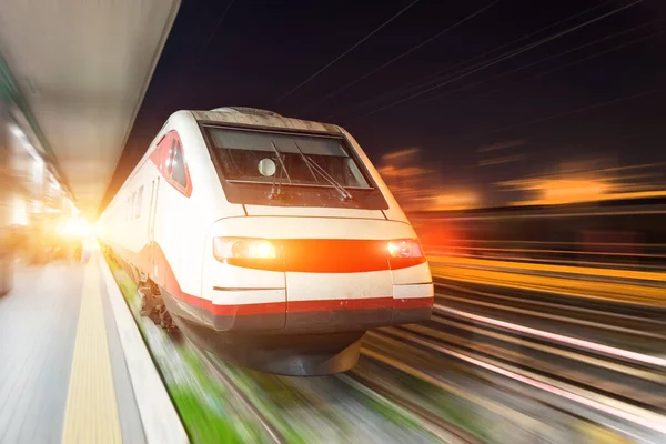 市内の鉄道駅での旅行で夜の列車の乗り物 — ストック写真