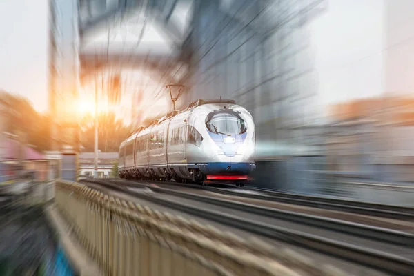 Efektivnější Vlak Vlak Jezdí Vysokou Rychlostí Železničního Mostu — Stock fotografie