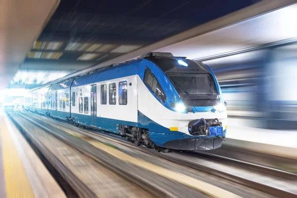 Demiryolu Seyahat Yolcu Treni Hareket Bulanıklık Etkisi Gece Endüstriyel Kavramı — Stok fotoğraf