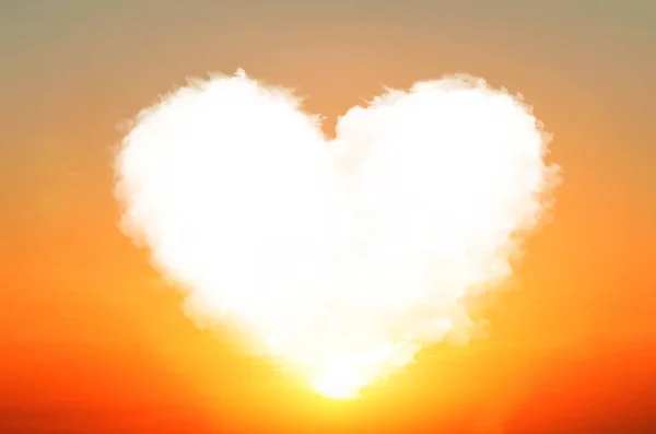 Cloud Hjärtat Kärlek Bakgrunden Sunset Orange Himlen — Stockfoto