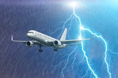 Kötü hava fırtına kasırga yağmur llightning greve açılış Havaalanı'nda uçak yaklaşım.