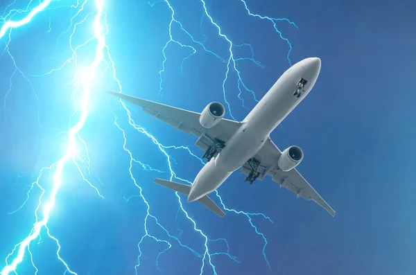 Poderoso Rayo Una Tormenta Cerca Del Avión — Foto de Stock