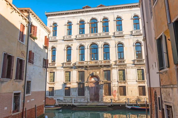 Vue Canal Rue Venise Façades Colorées Vieilles Maisons — Photo