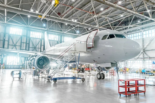 Aviones Mantenimiento Comprobando Sistemas Mecánicos Para Operaciones Vuelo Avión Hangar —  Fotos de Stock