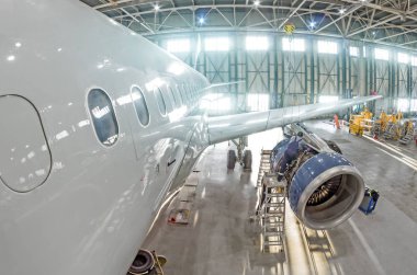 Teknik uzmanlar ve uçak teknisyenleri ters motoru sonra zamanlanmış hizmetini yükleyin. Kanat görünümü.