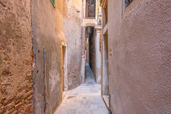 The narrowest street sight in the city of Venice is Calle varisco.