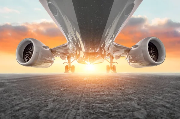 Flygplan Parkerat Flygplatsen Nedan Bakgrunden Ljusa Sunset — Stockfoto