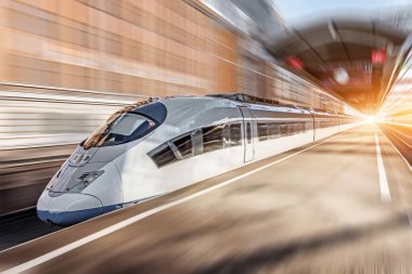 Yüksek hızlı tren yolcu İstasyonu yakınında geçen