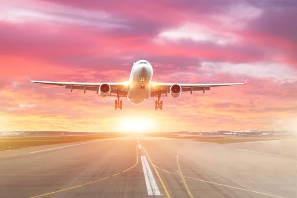 Passagier Vliegtuig Landing Bij Zonsondergang Een Baan — Stockfoto