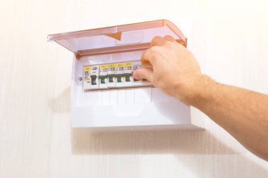 Açmak için anahtarları ver. Geçiş panosu bir elektrik devresi paneli