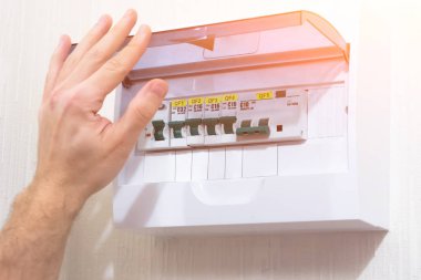El açık tip elektrik faz şimşek işareti, duvardaki yüklendi.