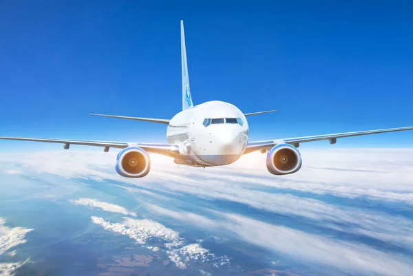Passagiers Straalvliegtuig Blauwe Lucht Vliegtuigen Vliegen Hoog Door Cumulus Wolken — Stockfoto
