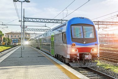 Tren yolcularına tren istasyonunda bekleyen içinde