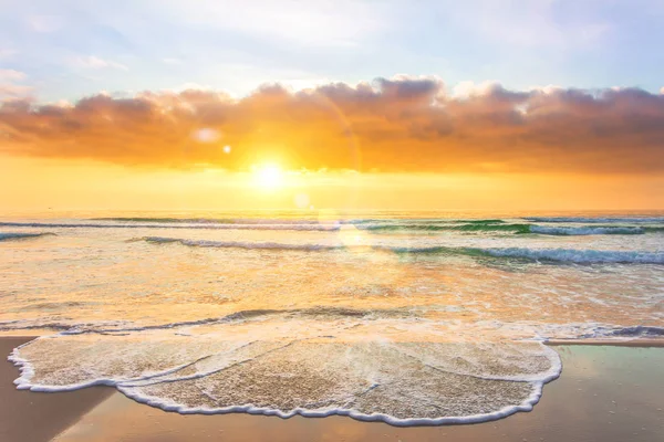 Erstaunlicher Sonnenuntergang Einem Tropischen Sandstrand — Stockfoto