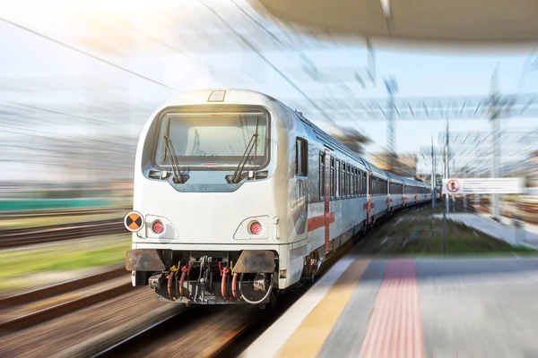 鉄道旅行 モーションぼかし効果を持つ高速鉄道 — ストック写真