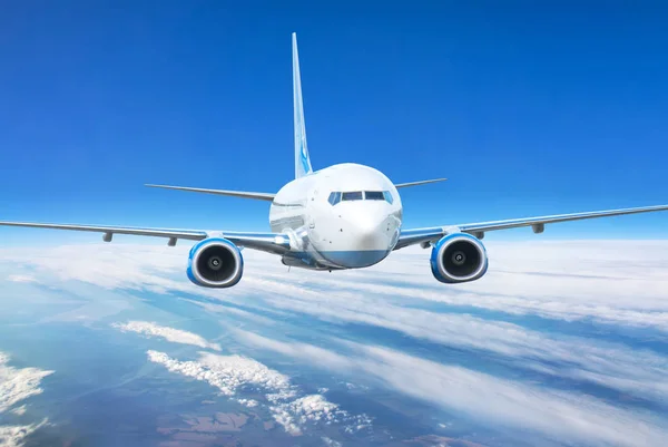 飛行の飛行機ビューを閉じます ジェット旅客機青空に 雲の切れ間から高く飛んで航空機 — ストック写真