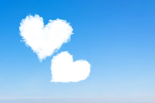 Älskande Par Moln Flyger Den Blå Himlen — Stockfoto