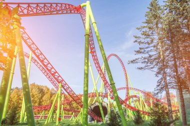 Lunaparkta bir lunaparkta hız trenini döndür ve döndür