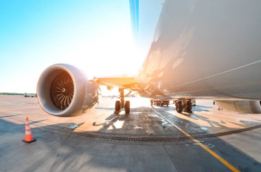 Modern Uçak liner kanat motoru görünümünü park etti.