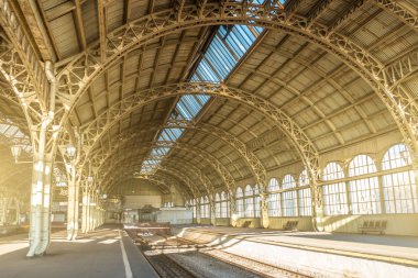 Kemerler, metal struts ve cam tavan, iç ayrıntıları boş tren istasyonunda mimari kavisli.