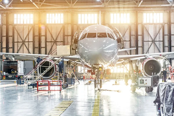 空港の格納庫で旅客機のエンジンのメンテナンス修理します — ストック写真