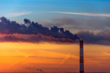 Fabrika boru, duman şehrin atmosfere emisyonlarının görünümünü akşam