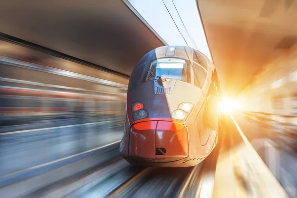 Trem Moderno Alta Velocidade Dia Claro Com Borrão Movimento Estação — Fotografia de Stock