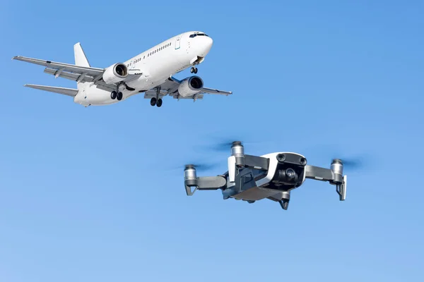 Drone Volant Près Avion Commercial Dans Aéroport — Photo