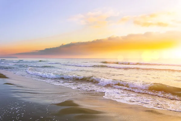 Wellen Auf Dem Meer Vor Sonnenuntergang Die Sonne Scheint Den — Stockfoto