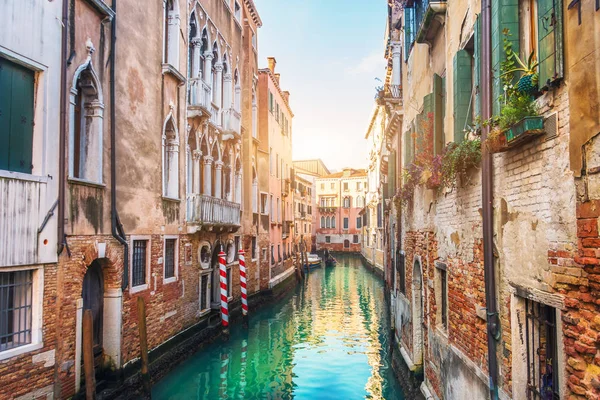 Calles Estrechas Con Canales Edificios Apartamentos Venecia Italia — Foto de Stock