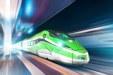 Yenilikçi yüksek hızlı yolcu tren sürmek arasında gece ışıklar şehir