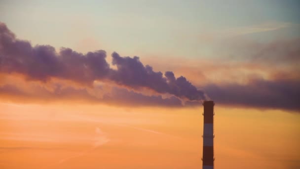 孤独な工場パイプ煙突から煙の日没 環境問題に対して空気を汚染 — ストック動画