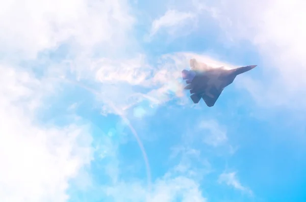 Avión Combate Militar Alta Velocidad Volando Nubes Altas Cielo Resplandor — Foto de Stock