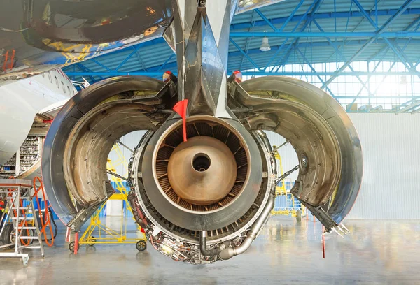 Aviones de motor con solapas de campana abierta en mantenimiento en un hangar. Vista trasera, boquilla . — Foto de Stock