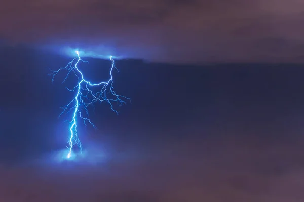 Lightning Strike Flash Elektryczne Wyładowania Między Chmurami Nocy — Zdjęcie stockowe