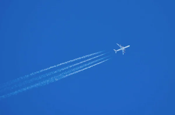 Aviones Reacción Volando Gran Altitud Con Estelas — Foto de Stock