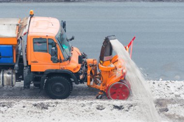 Yol kenarında sallanan kar makineleri kar temizleme otoyol kaldırarak temizler.