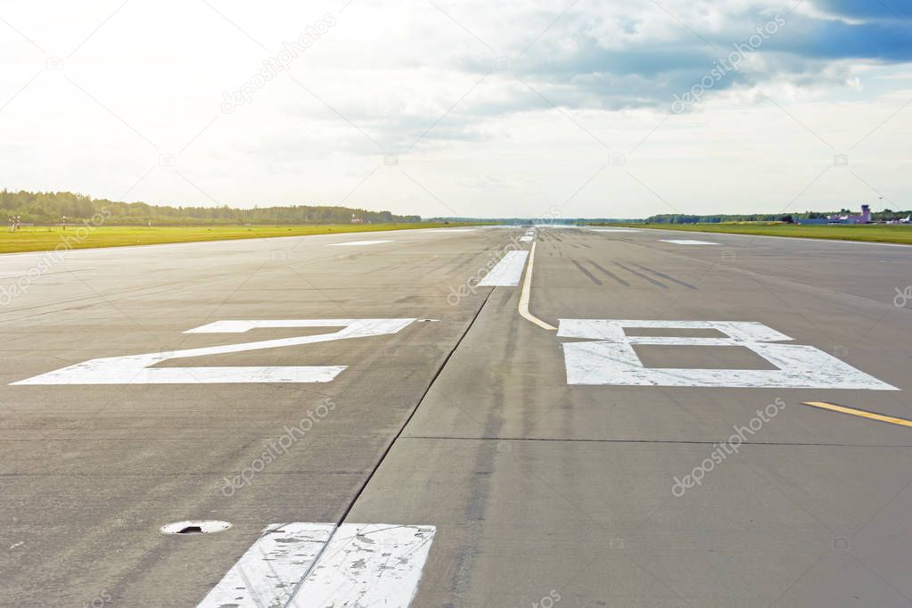 View of the runway with the number 28 airport.