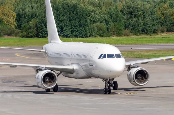Aeronaves Taxiadas Pista Direção Avental Aeroporto — Fotografia de Stock