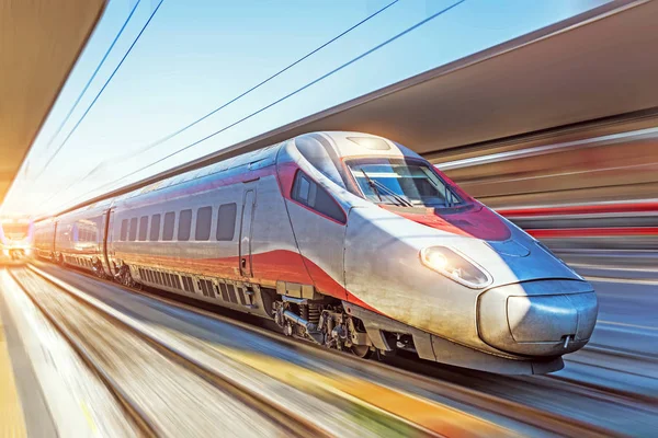 Modern yüksek hızlı tren hareket bulanıklığı şehir İstasyonu ile açık bir günde