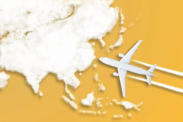 Uçak Tasarım Minyatür Sarı Arka Plan Kabarık Bulutlar Kıta Asya — Stok fotoğraf