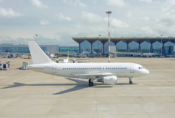 Passagerarflygplan Taxning Till Terminal Antenn Utsikt Över Flygplatsen — Stockfoto