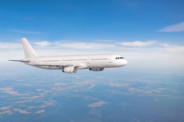 Beyaz zemin seviyesinden uçuş uçakta.