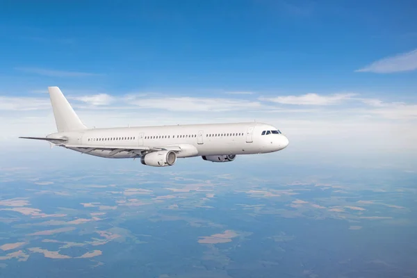 Avión Blanco Nivel Vuelo Sobre Suelo —  Fotos de Stock