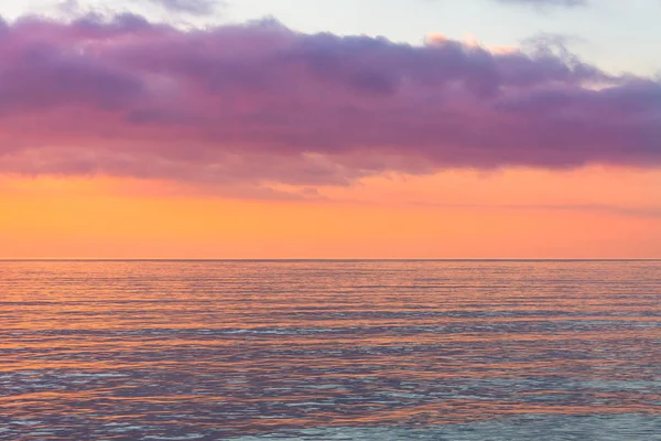 日落时红色色调的风景天空和大海 — 图库照片