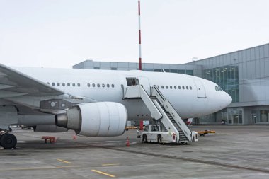 Merdiven yolcu terminal aeroopt tahtaya için bekleyen yolcu uçağı tarafından.